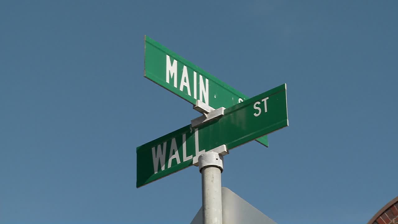 거리 표지판은 메인 스트리트와 월스트리트의 교차점을 나타냅니다 2