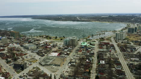 lago congelado con un centro de la ciudad en expansión que se extiende a través de la bahía
