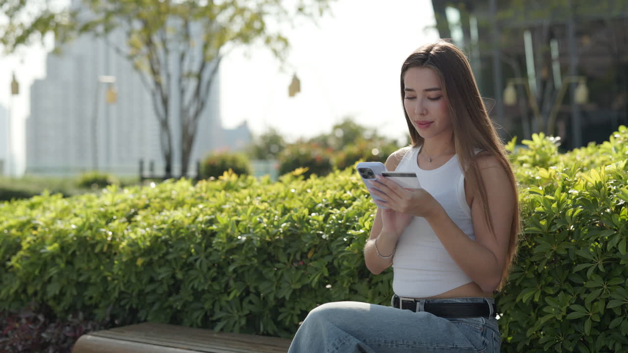 mujer que utiliza un teléfono inteligente y una tarjeta de crédito para comprar en línea