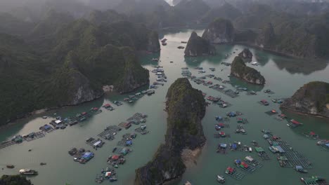 Vista-Aérea-Del-Pueblo-Pesquero-Flotante-En-Cat-Ba-Y-La-Bahía-De-Halong-En-El-Norte-De-Vietnam