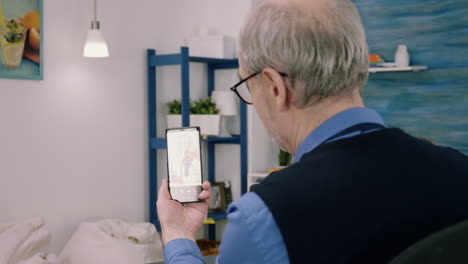 un hombre de negocios senior discutiendo durante una videoconferencia con un médico remoto.