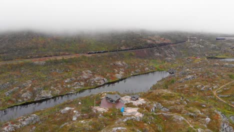 Aérea:-Tren-De-Mineral-En-Søsterbekk-Stasjon,-Cerca-De-La-Frontera-Entre-Suecia-Y-Noruega,-En-El-Norte-De-Laponia