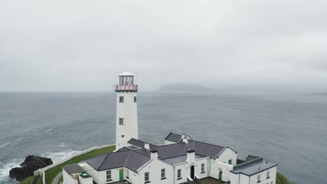 Drohne-Zieht-Luftaufnahme-Eines-Leuchtturms-In-Irland-Heraus