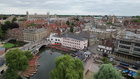 Punts-En-River-Cam-Cambridge-City-En-Fondo-Drone-Vista-Aérea-4k-Material-De-Archivo