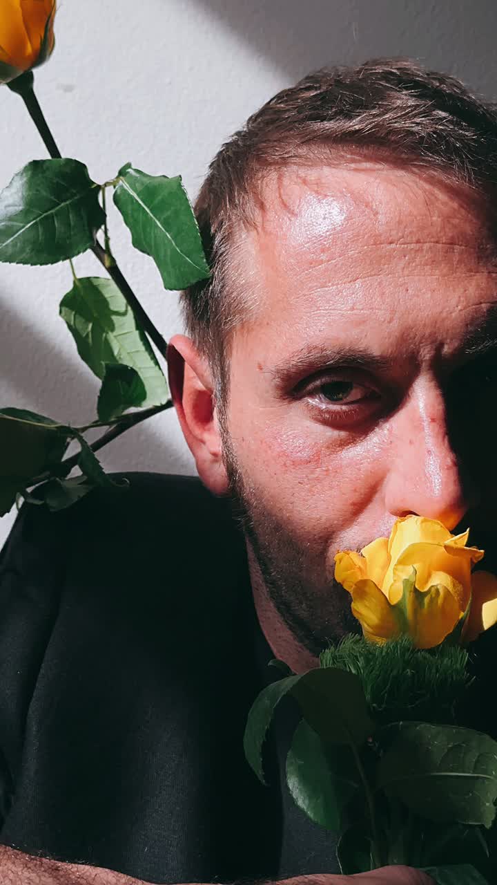 Uomo con rose gialle