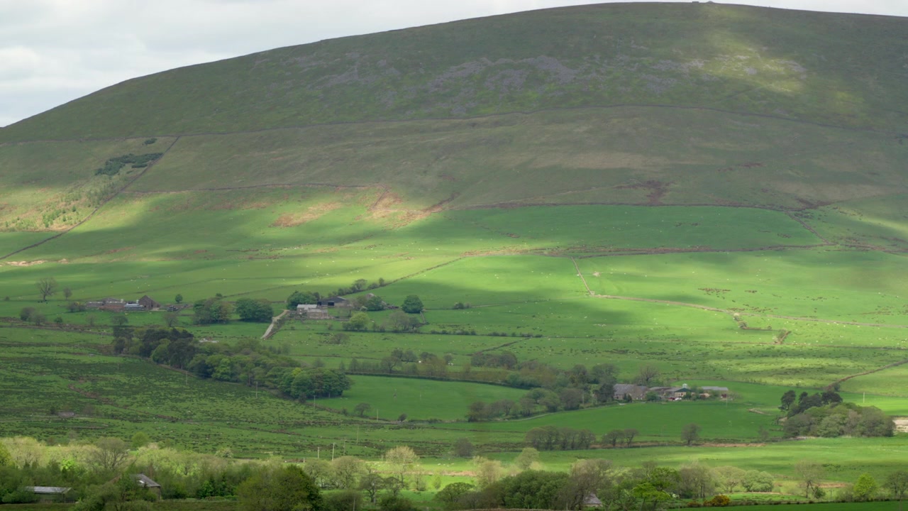 Ombre di nuvole che si muovono su un'ampia collina e verdi campi inglesi. Timelapse 30x. Parlick, Trough Of Bowland, Inghilterra, Regno Unito