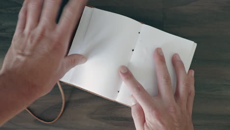 abriendo el punto de vista del cuaderno de cuero vintage