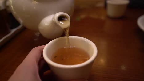 Sirviendo-Té-Caliente-En-Un-Restaurante-Asiático