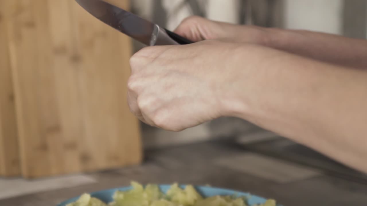 preparando puré de patatas y usando un cuchillo