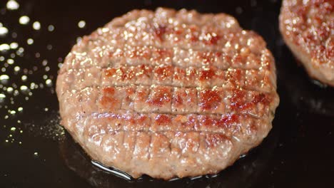기름에 김 팬에 신선한 고기 김 버거.