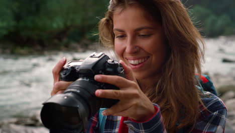 mujer con una cámara fotográfica en las manos