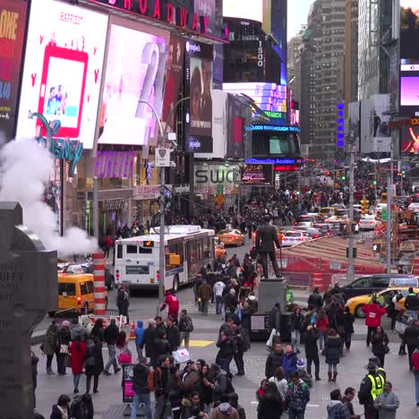 Massen-Von-Autos-Und-Fußgängern-Auf-Dem-Times-Square-In-New-York-City-1