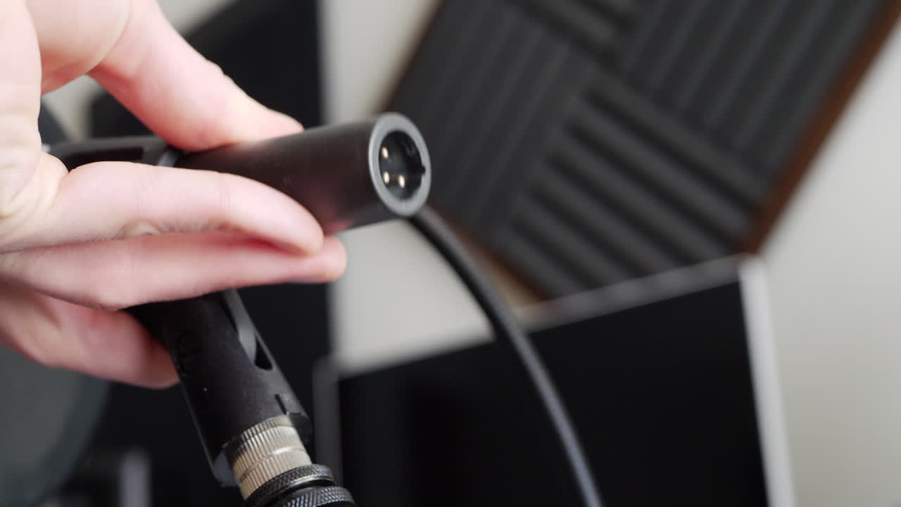 팟캐스트 녹음 세션 중에 음악 스튜디오 보컬 마이크에 xlr 케이블을 뽑습니다.