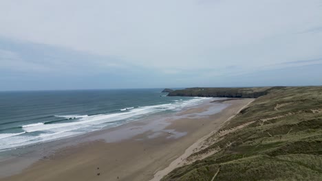 Luftaufnahmen-Eines-Sandstrandes-In-Cornwall-Mit-Großen-Wellen