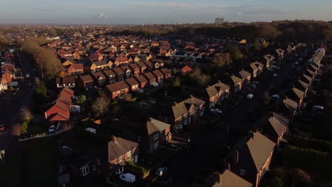 Britische-Vorstadtdorf-Nachbarschaftshäuser,-Die-Im-Herbst-Goldene-Stunde-Sonnenlicht-Aus-Der-Luft-Schwenken