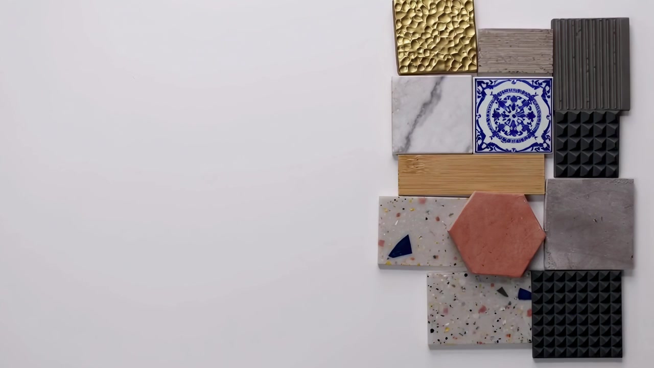 Mano che sistema diversi campioni di materiali per l'interior design