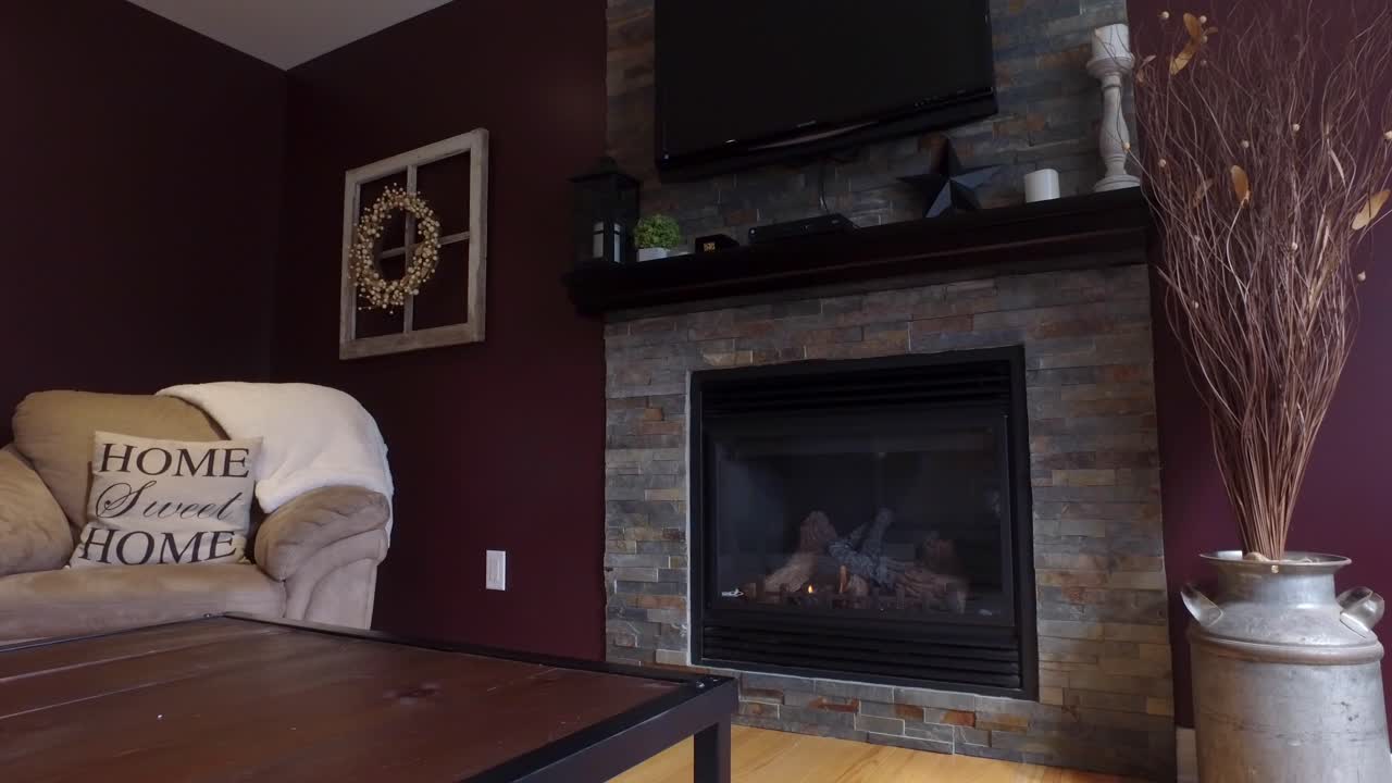 세련된 거실과 벽난로가 앞으로 미끄러지는 전망