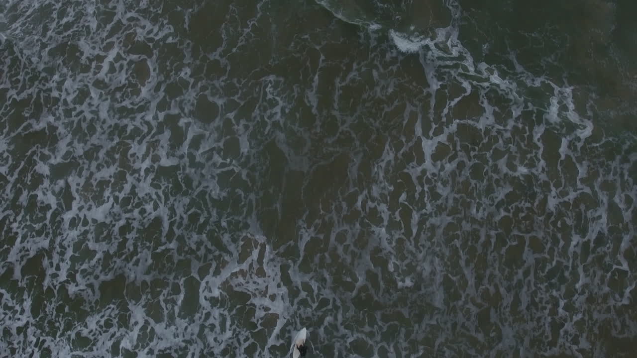 vuelo cinematográfico de surfistas navegando a lo largo de la costa del este de londres antena de sudáfrica