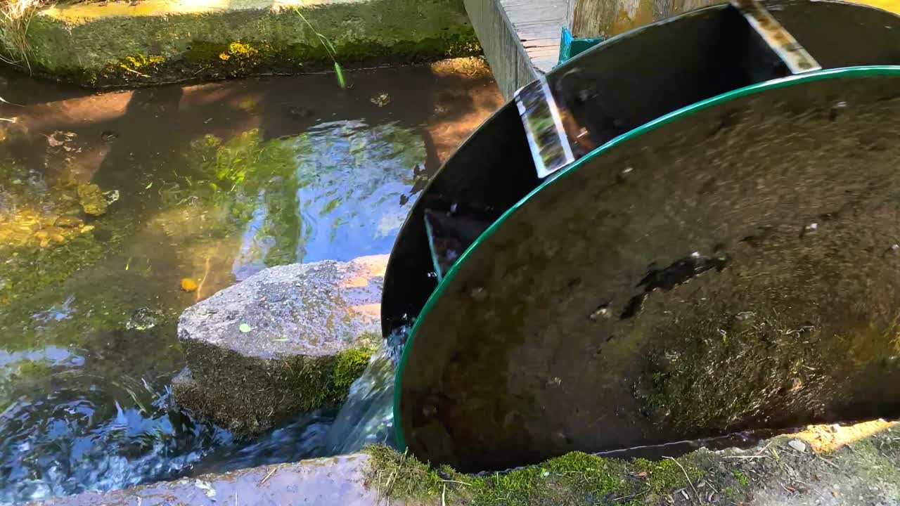 물이 잘 보이는 작은 회전 수차, 측면도, 전체 화면