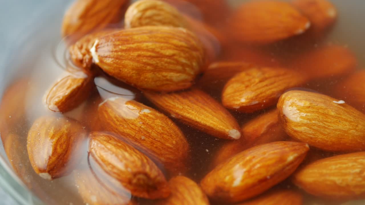 물에 은 아몬드