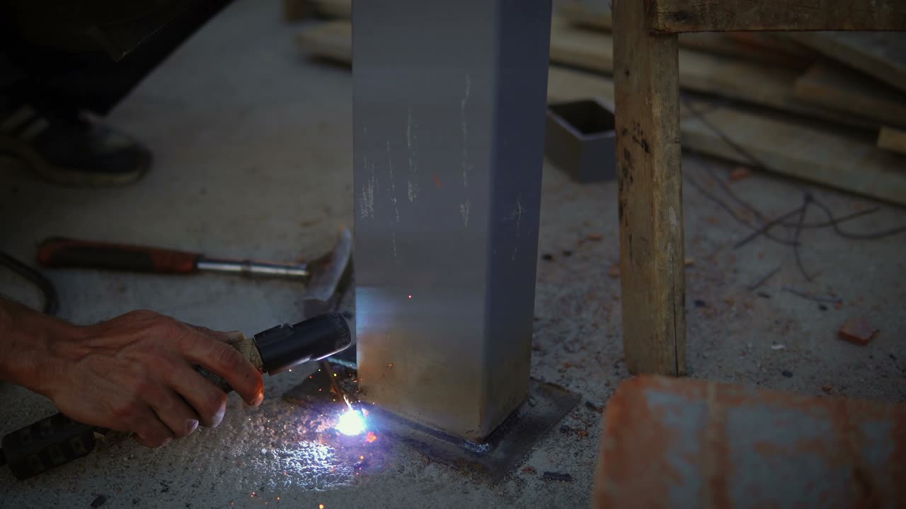 공장에서 강철 구조를 용접