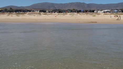 aérea siguiente ola aplastante yendo hacia adelante