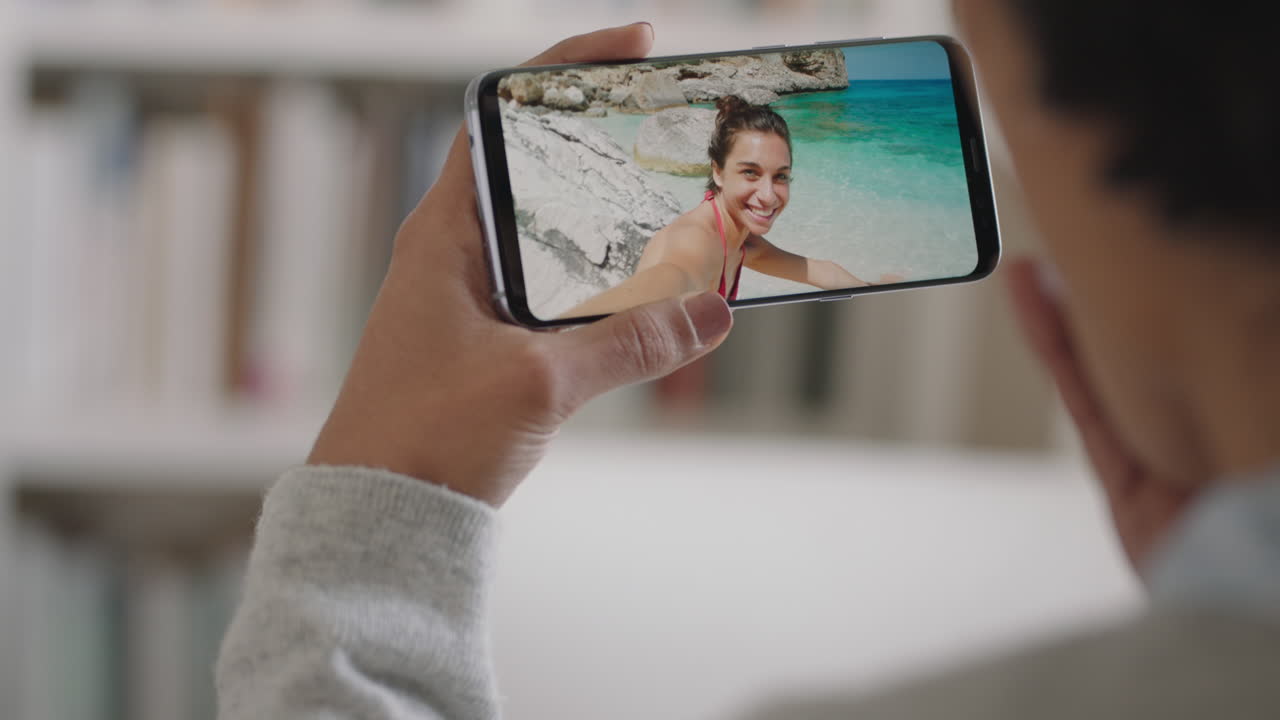 mujer joven chateando en video usando un teléfono inteligente amiga feliz en una playa de vacaciones en italia compartiendo experiencia de viaje divirtiéndose en vacaciones comunicándose con el teléfono móvil imágenes 4k
