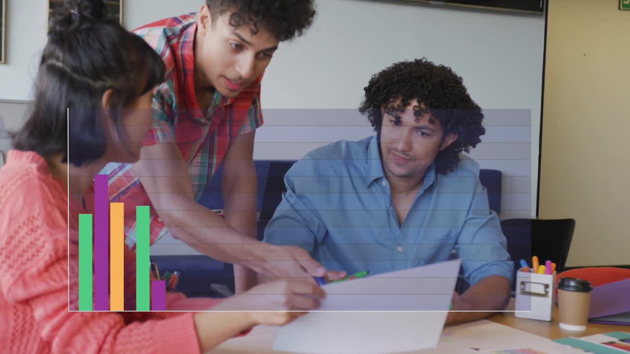 animación del procesamiento de datos financieros sobre diversos colegas que se reúnen en la oficina