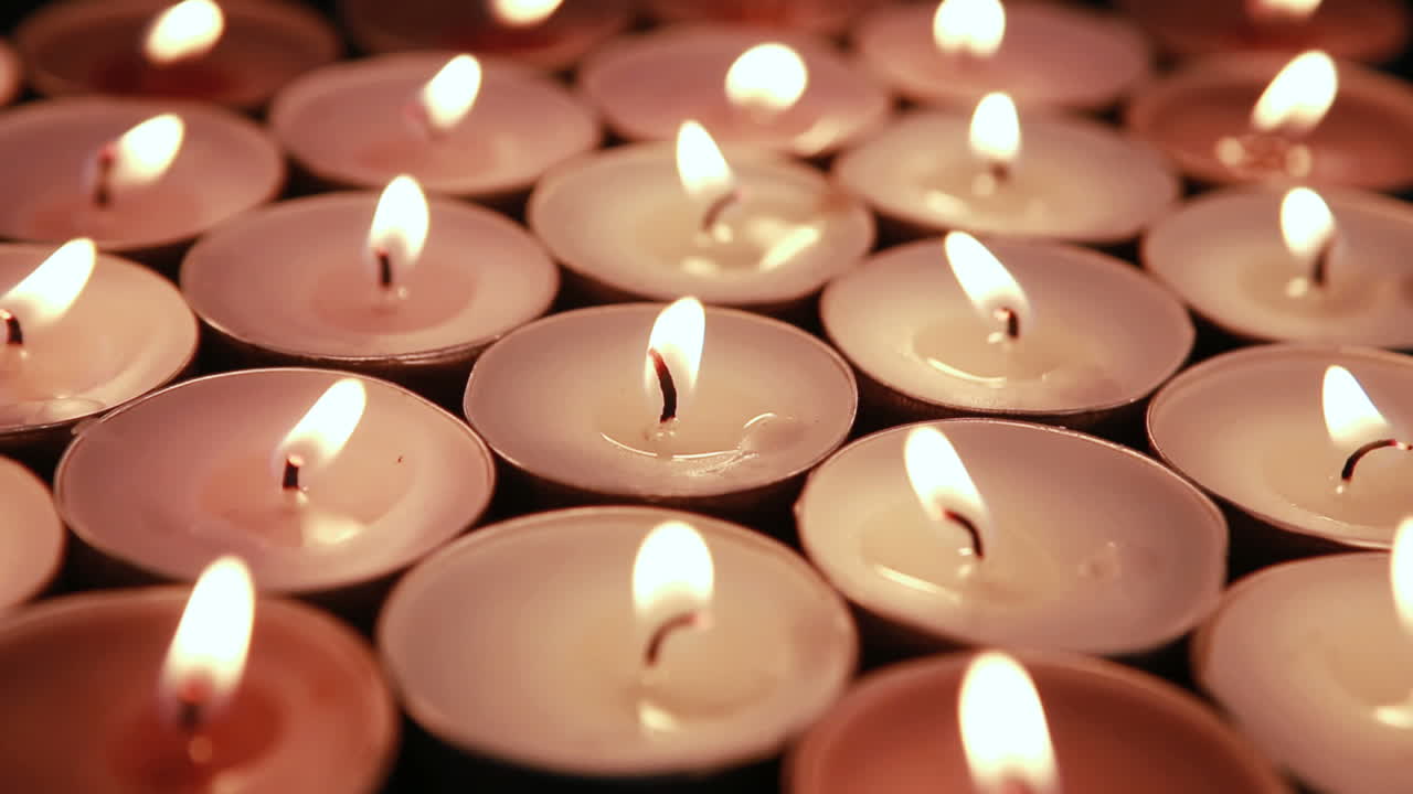 el viento apagó muchas velas de luz de té.