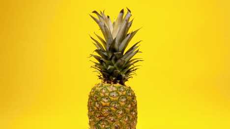 Eine-Reife-Ganze-Ananas-Auf-Einer-Rotierenden-Oberfläche