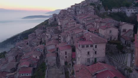 Ciudad-Medieval-Histórica-Artena-Con-Iglesia-Santa-Al-Amanecer,-Antena