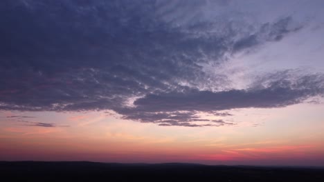 time-lapse de un cielo al atardecer lleno de nubes-1