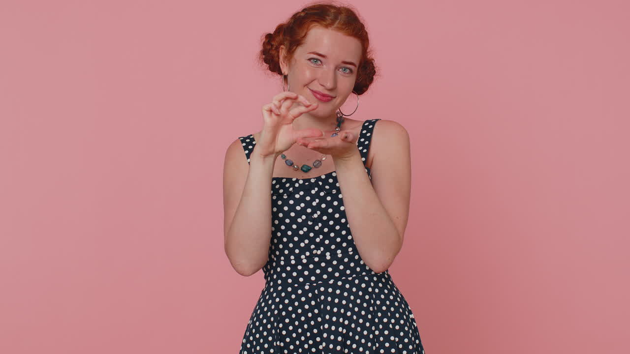 Ragazza che fa un gesto del 'un pochino' con un sorriso scettico, mostrando un segno minimo, indicando una piccola dimensione.