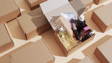 video vertical de productos de belleza en caja de cartón con cajas y espacio de copia sobre fondo marrón