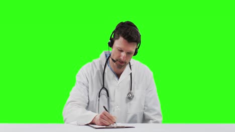 Kaukasischer-Männlicher-Arzt-Auf-Grünem-Hintergrund