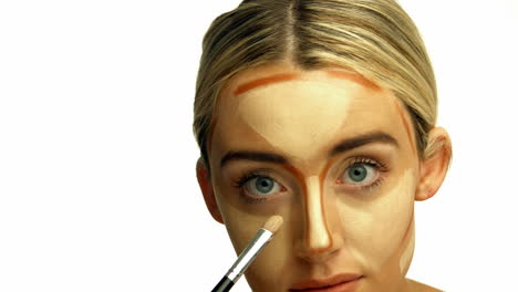 woman doing contouring on her face