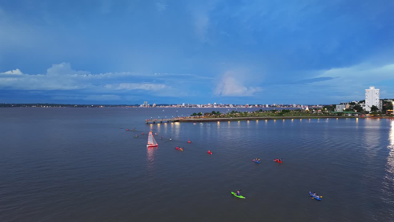 Paesaggio aereo di un gruppo di kayak insieme nelle acque del fiume Paraná a Posadas, Misiones, Argentina