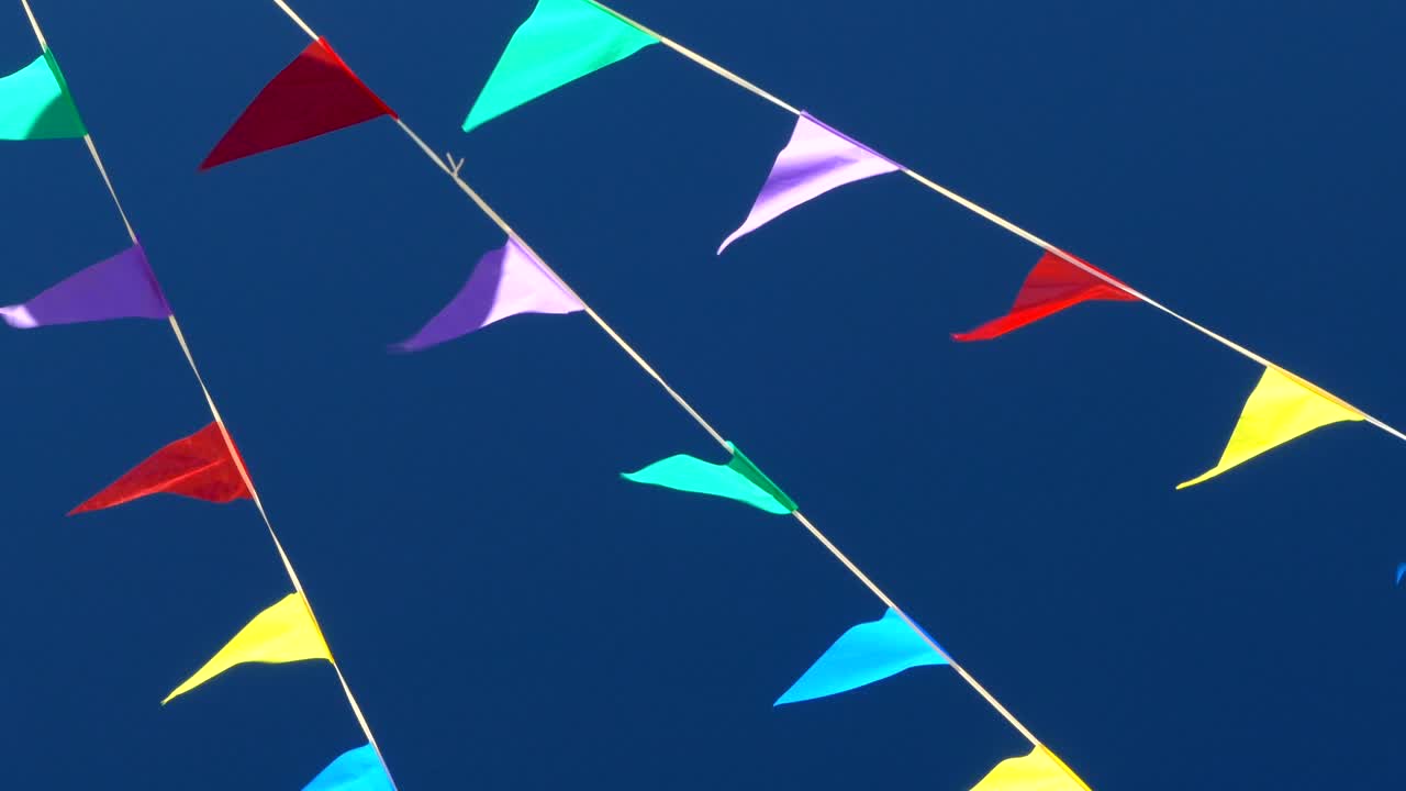 banderas multicolores en el cielo azul.