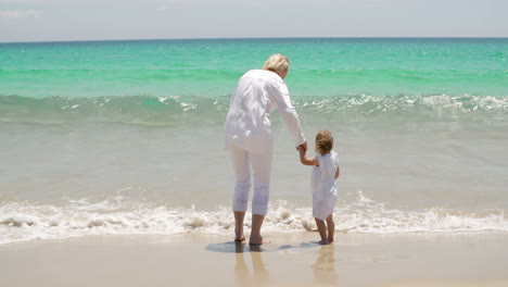 Großmutter-Und-Enkelin-Am-Meer