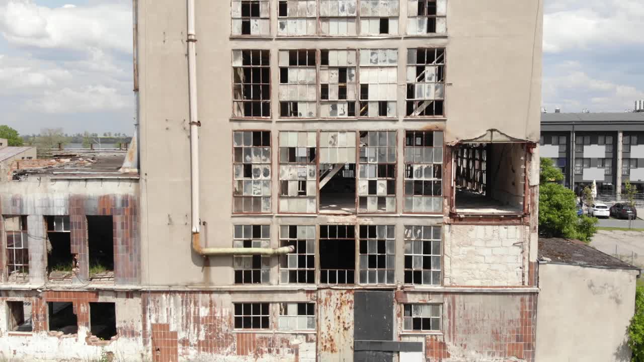 edificio grande y abandonado con ventanas rotas