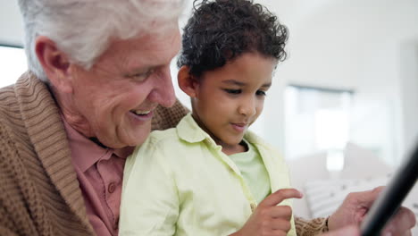 abuelo, niño y tableta para educación en el hogar