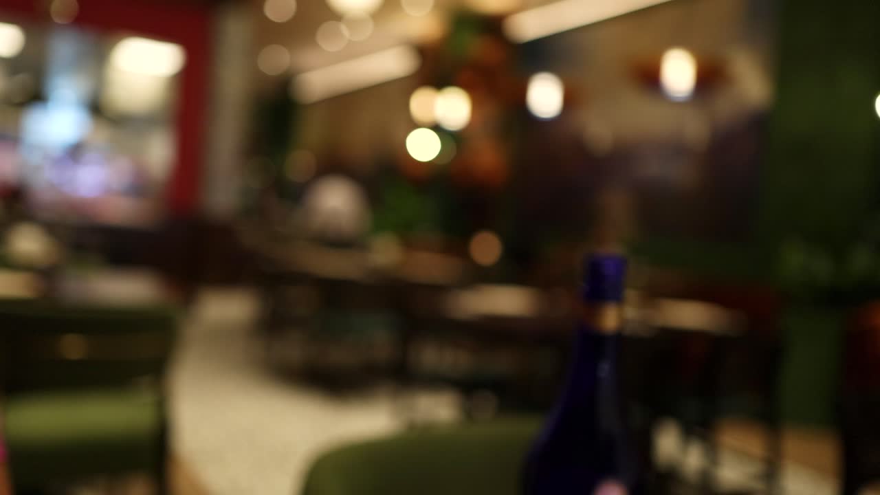 식당 내부의 흐릿한 시각