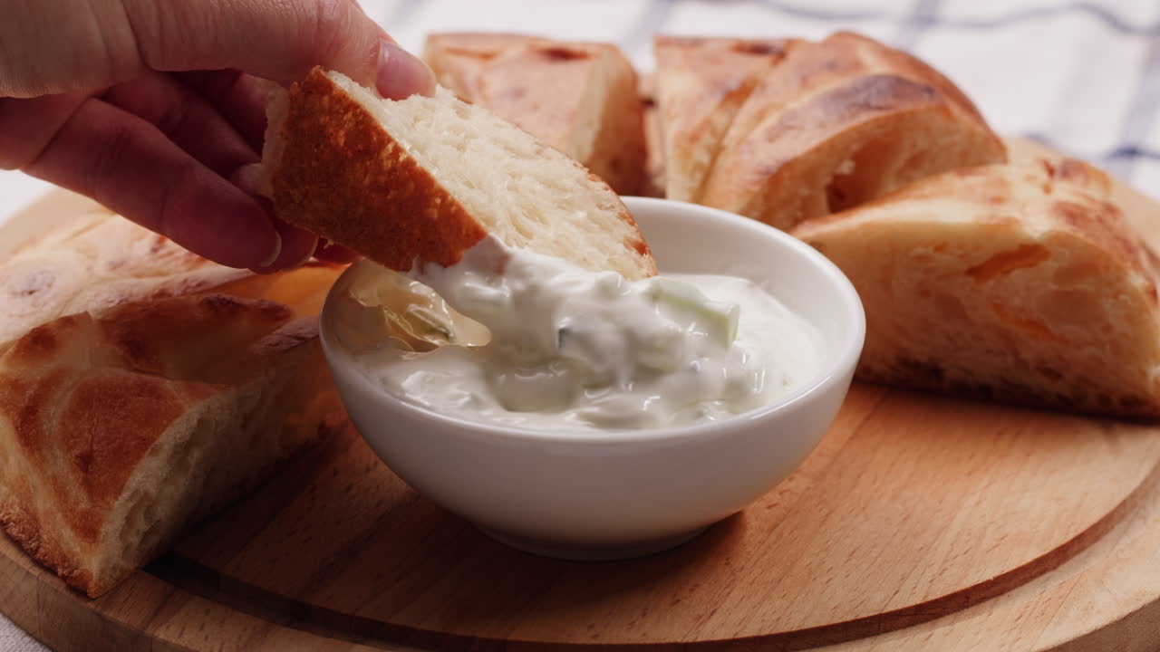 요거트 소스에 치즈 을 손으로 담그는 것