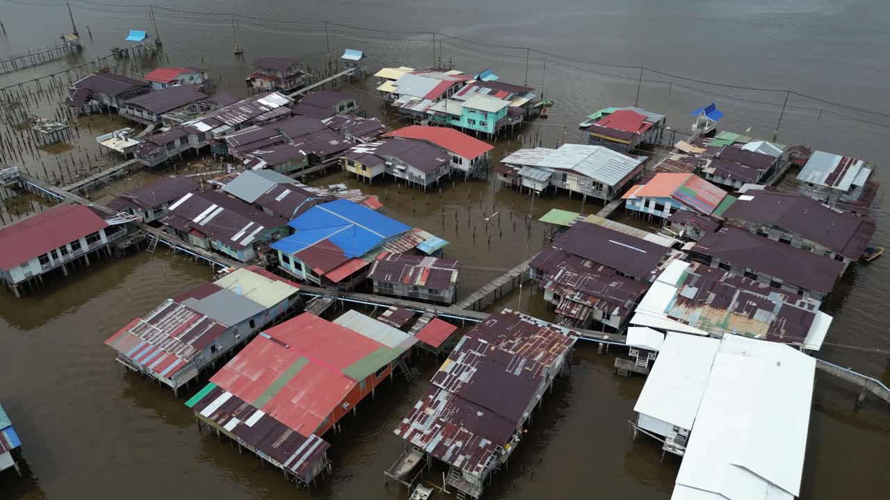 브루나이 다루살람의 반다르 세리 바가완 (bandar seri bagwan) 에 있는 폰 아에르 (kampong ayer) 의 떠다니는 마을의 기둥집과 보드워크 (boardwalk) 의 드론 촬영
