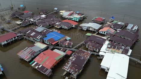 tomada aérea de drones de casas sobre pilotes y paseos en las aldeas flotantes de kampong ayer en bandar seri bagawan en brunei darussalam