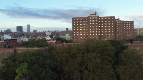 Toma-Aérea-Rápida-De-Un-Camión-Junto-A-Un-Proyecto-De-Vivienda-En-El-Barrio-De-Harlem-De-La-Ciudad-De-Nueva-York