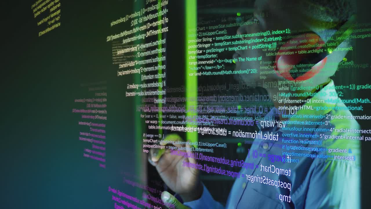 animación del procesamiento de datos sobre un ingeniero afroamericano usando una tableta digital en la sala del servidor