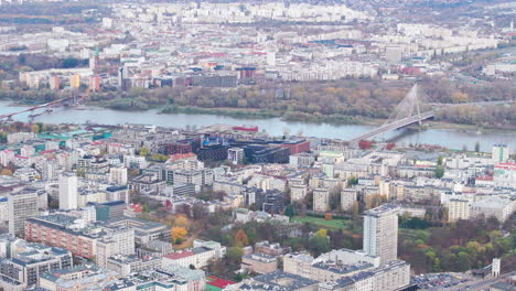 Toma-Aérea-Ajustada-Del-Río-Vístula-En-Varsovia.