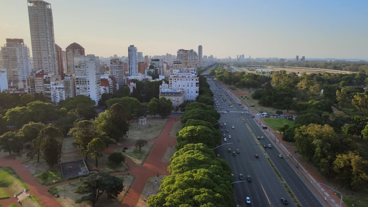 denso urbano palermo avenida libertador tráfico buenos aires urbano alto rascacielos dolly aéreo a la izquierda