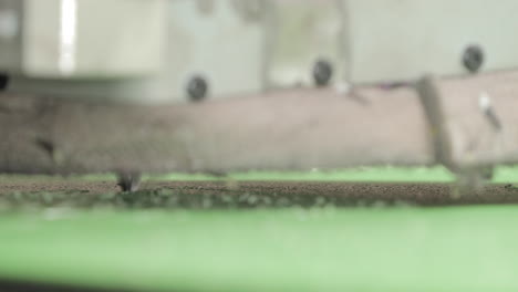 cortar metal con un cortador de chorro de agua en una fábrica - macro